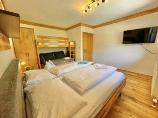 Schlafzimmer mit 3erStockbett Nr.2