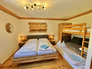 Schlafzimmer mit 3erStockbett