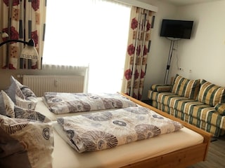 Blumen Studios_Hauser Kaibling_Doppelbett und Couc