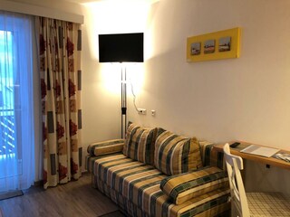 Blumen Studios_Hauser Kaibling_Couch und Kabel-TV