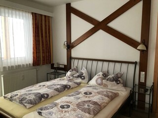 Blumen Studios_Gössenberg_Doppelbett