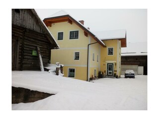 Appartement Stroblhof_Aich_Hauseingang Winter