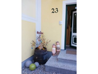 Appartement Stroblhof_Aich_Hauseingang Ostern
