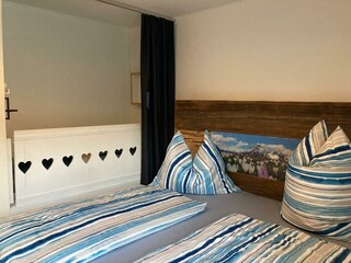 Zimmer 1: Doppelbett, links Kinderbett, Waschbecke