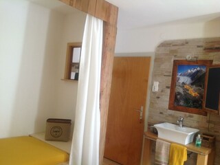 ZIMMER 2: Doppelbett u. Einzelbett