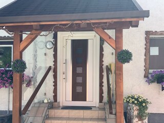 Ferienhaus Gruber Eingang neben dem Parkplatz