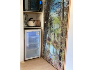 Wohnraum mit Getränkekühlschrank