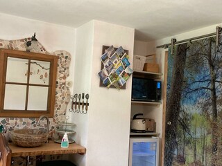 Wohnraum mit Waschbecken u. Garten