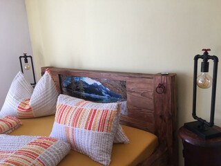 Zimmer 2, neues Altholzbett