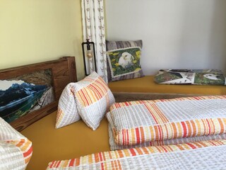 Zimmer 2, Doppelbett, 1 Einzelbett, Balkon