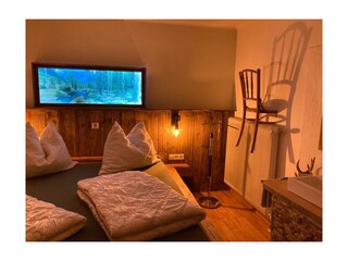 Ferienhaus Gruber: Doppelbett mit Waschbecken