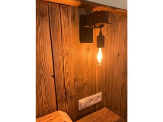 Zimmer 3: Doppelbett, Waschbecken, Balkon