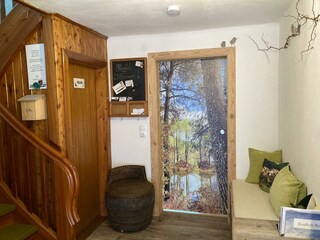 Vorraum, links Stiege zu den 3 Zimmern