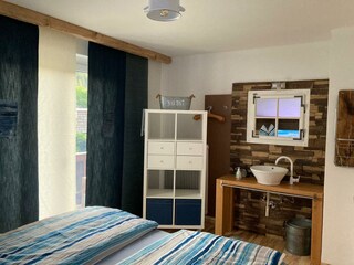 Zimmer 1: Altholzbett, + 1 Kinderbett, Balkon