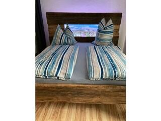Zimmer 1: Altholz-Doppelbett