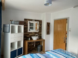 Zimmer 1: Doppelbett + 1 Kinderbett,  Waschbecken