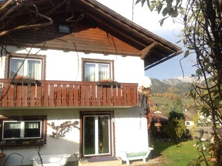 Gruber Gebäudeansicht u. Garten