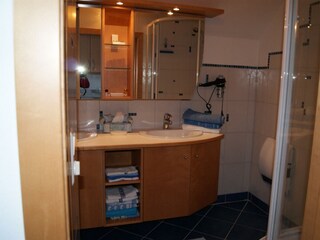 Bad mit Runddusche + Elektrostrahler