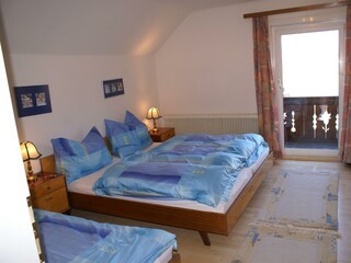 Dreibettzimmer mit Balkon