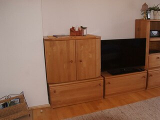 Wohnzimmer_Flatscreen mit Satellitenempfang