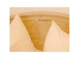 Appartement Arnoldhof_Aich_Bett im Schriftzug