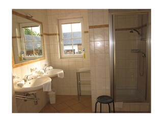 Bad mit Doppelwaschbecken