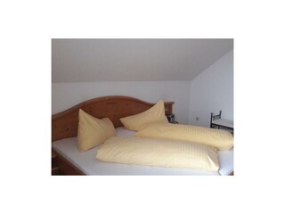 gemütliche Schlafzimmer mit Vollholmöbel