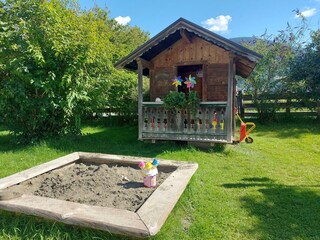 Unser Spielhäuschen und Sandkiste erwarten dich