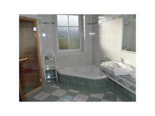 App Gräfin_Aich_Badezimmer mit Badewanne