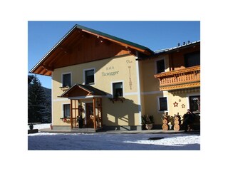 Haus Taxegger - Eingangsbereich im Winter