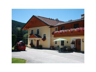 Haus Taxegger - Eingangsbereich im Sommer