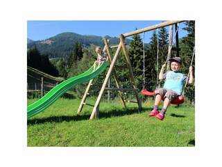Haus Taxegger - Spielwiese mit Schaukel u. Rutsche