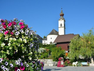 Schlossplatz mit Blick auf Kirche_©Marktgemeinde H