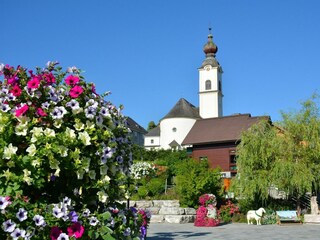 Schlossplatz mit Blick auf Kirche_©Marktgemeinde H