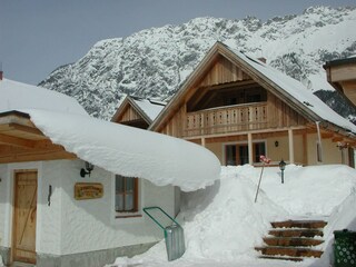 Schneeschaufeln im Feriendorf Stodertraum