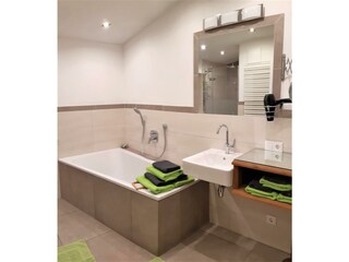Badezimmer mit Badewanne und Dusche