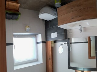 Doppelzimmer_Badezimmer mit Dusche und WC