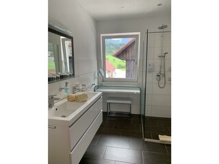 Bad mit Doppelwaschbecken