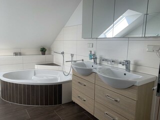 Badewanne und Doppelwaschbecken
