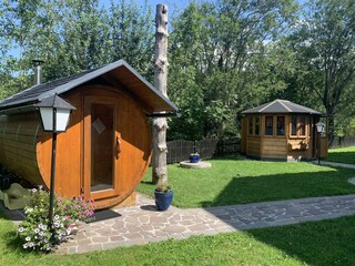 Saunafass und Gartenhütte