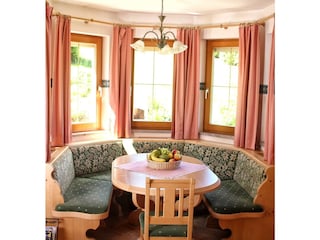 Rosenappartment mit Sitzecke im Erker