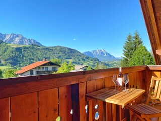 Blick in die Bergwelt vom Balkon