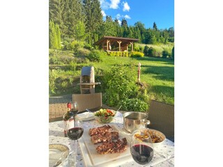 Gemütliches Grillen im Garten und Naturparadies