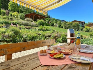 Frühstück im Garten genießen