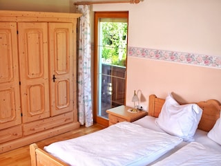 Großes gemütliches Bett