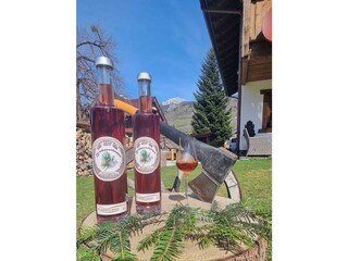 Hausgemachter Zirbenschnaps