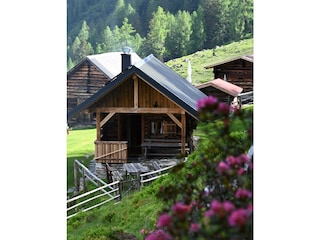 kleine Almhütten liegen an den Wanderwegen