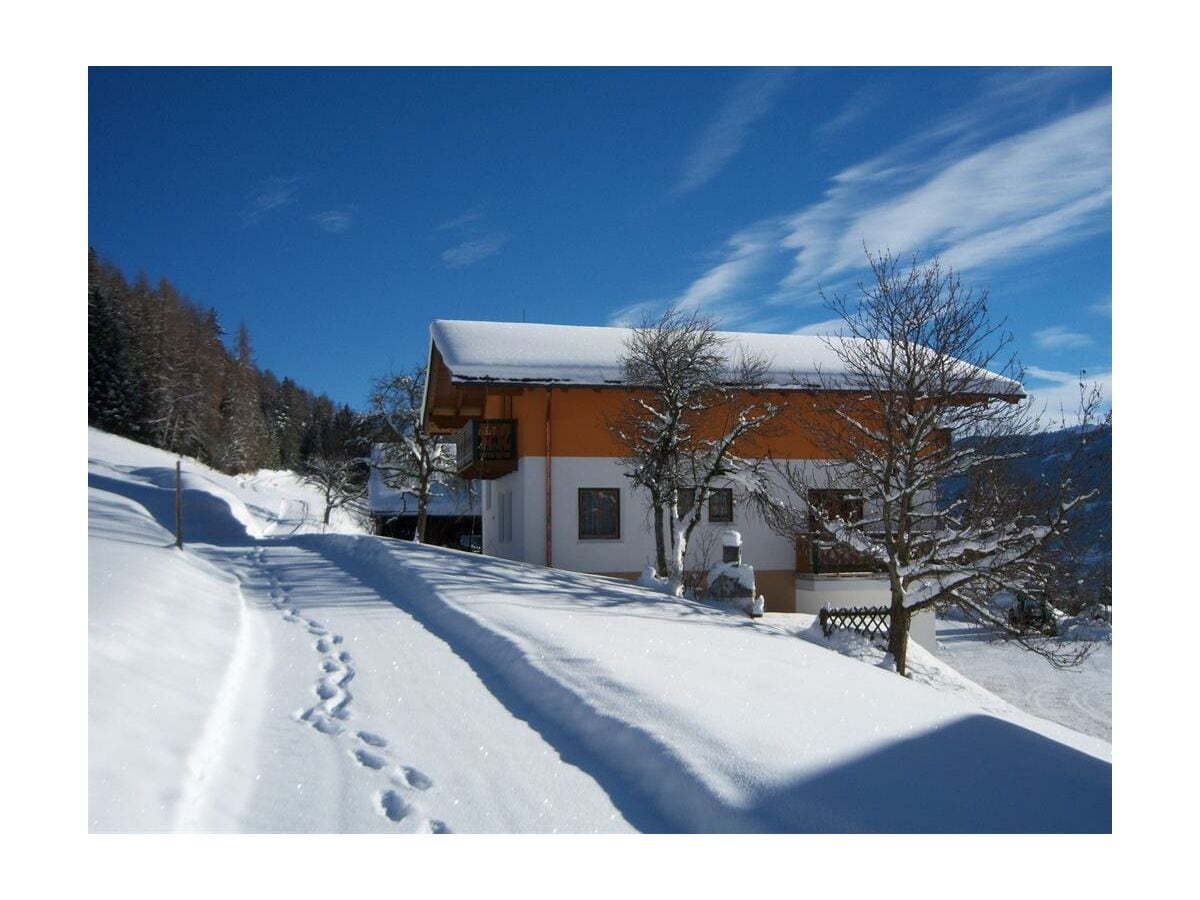 Winterwanderweg hinter Appartementhaus