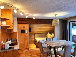 B9FDFB68-AF2C-41E7-974D-96245A15FF34