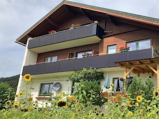 Hausansicht von Süden mit Photovoltaik-Balkon